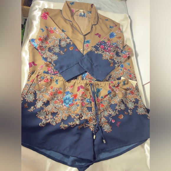 Floral Button-Up Shirt with Butterfly Print - Picture 9 of 11
